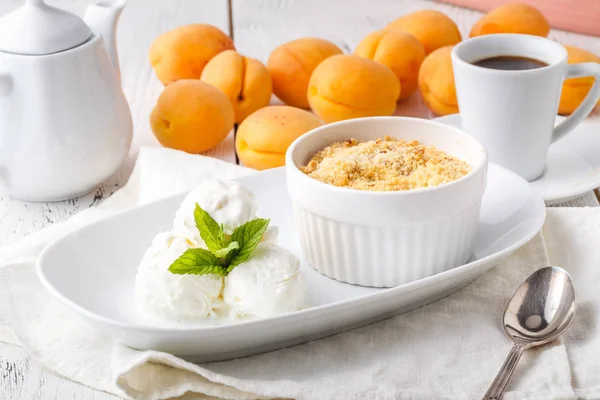 Rhubarb Crumble Tart with Vanilla Ice Cream — Stock Photo, Image