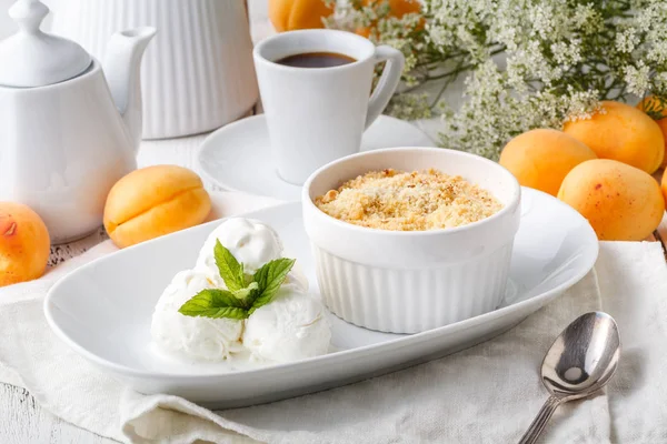 Pastel de frutas desmenuzado para un desayuno saludable —  Fotos de Stock