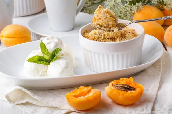 Desmenuzar con albaricoque y canela servidos en la mesa — Foto de Stock