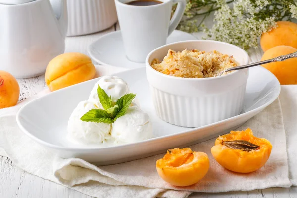 Apricot crumble topping vanilla ice cream serve in caffe — Stock Photo, Image