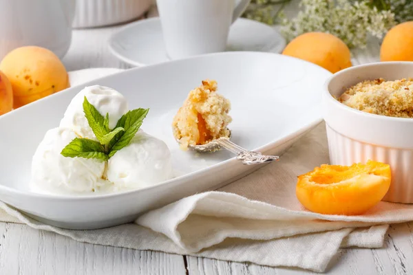 Desmenuzar pastel de albaricoque en la mesa blanca, postre de la mañana —  Fotos de Stock