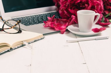 w rapor grafiğinde closeup siyah gözlük, kalem ve dizüstü bilgisayar