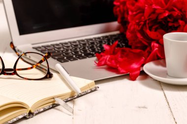 Dizüstü bilgisayar, pembe şakayık, kahve fincanı, stati ile Ev ofis masası
