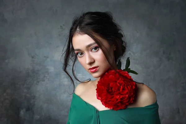 Bella giovane europeo ragazza cercando asiatico con peon fiori — Foto Stock