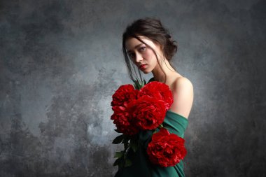 güzel genç avrupa kız şakayık çiçekleri ile asya görünümlü