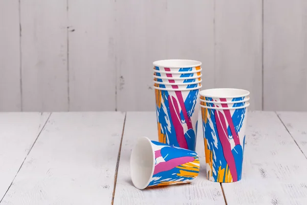 Copos de papel descartáveis para café para ir em mesa de madeira — Fotografia de Stock