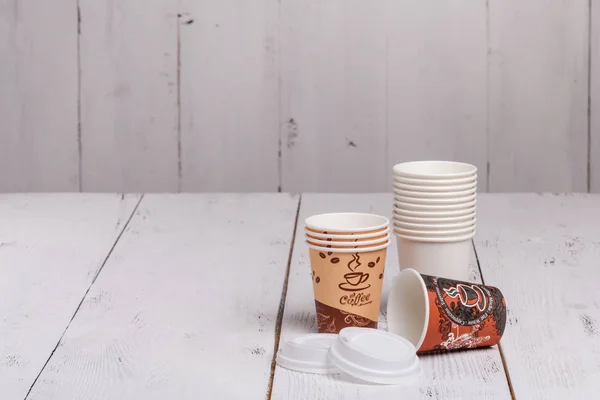 Xícaras de café na mesa de madeira para o cabeçalho do site — Fotografia de Stock