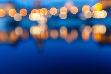 Dere üzerinde boken renkli gece hayatı defokus