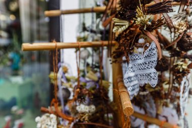 Avrupa'da hediyelik eşya dükkanının yakından görünümü