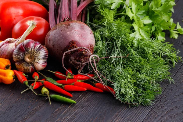 Variedade de vegetais orgânicos frescos na mesa da cozinha — Fotografia de Stock