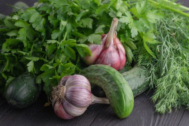 Kış için taze yeşil salatalık korunması. Preparatio