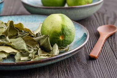 Taze kireç ve kuru yaprak pişirmeye hazır