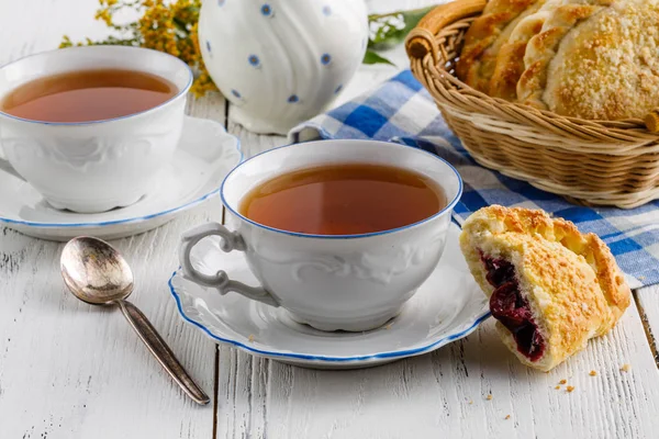 Tasse Tee in einer schönen Tasse zum Frühstück zu Hause — Stockfoto