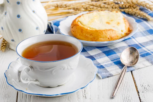 Csésze teát egy szép pohár reggelire otthon — Stock Fotó