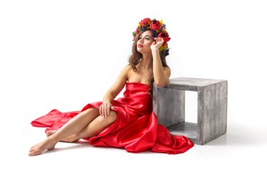 Bahar Kadını. Renkli çiçekler wre ile Güzellik Yaz model kız