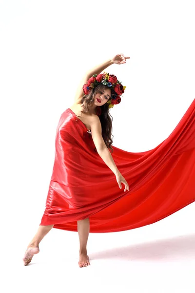 Menina com flores no cabelo e maquiagem natural e falha limpa — Fotografia de Stock