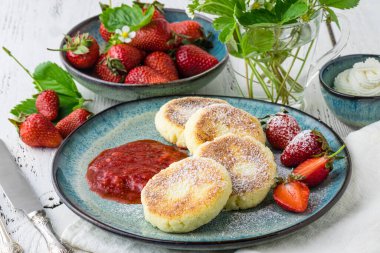 Çilekli gözleme ve pudra şekeri, çiçekler, sağlıklı kahvaltı.