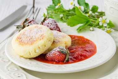 Böğürtlenli süzme peynirli krep, pudra şekeri ve taze nane şekeri, beyaz ahşap arka plan, kahvaltı.