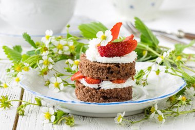 Kahvaltıya hazır fırfırlı el yapımı çilekli pasta.