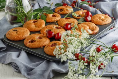 Köy ahşap bir masada taze böğürtlenli taze vişneli kekler.