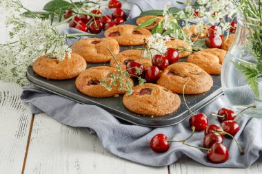 Çörek tepsisinde yeni pişmiş vişneli kek.