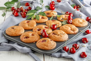 Köy ahşap bir masada taze böğürtlenli taze vişneli kekler.