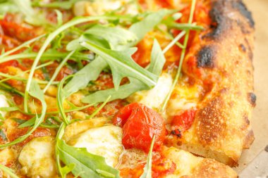 Posta kutusundaki pizzayı kutuya yazabilirsin.