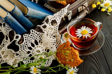 Yulaf kurabiyeleri ve kitaplarla retro tarzı acayip