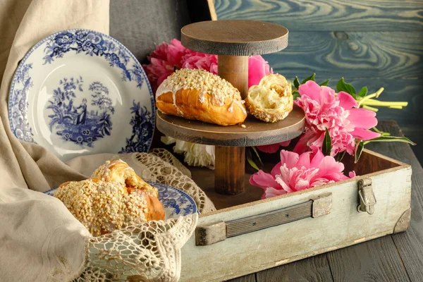 Desayuno Con Croissants Hojas Composición Flores Con Platos Retro Sobre — Foto de Stock
