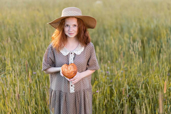 夏の草地で草の中で転がる少女が — ストック写真