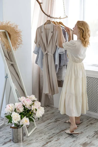 Femme Shopping Choisir Des Robes Regardant Dans Miroir Incertain — Photo