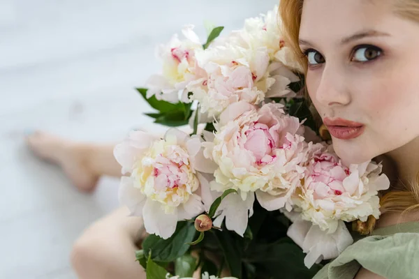 아름다운 관능적 소녀가 금발의 머리에 꽃다발을 혈연의 — 스톡 사진