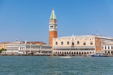Venedik, İtalya, 11 Ağustos 2025: Venedik 'teki Doges Palace ve St. Marks Campanile. Büyük Kanal 'da tekneleri olan Venedik, İtalya' daki Doges Sarayı ve ikonik St. Marks Campanile yakın çekim görüntüsü.