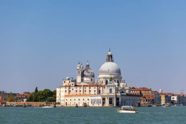 Venedik, İtalya, 11 Ağustos 2025: Santa Maria Della Selamlama Bazilikası ve Büyük Kanal Manzarası. İtalya, Venedik 'teki Büyük Kanal' daki Santa Maria Della Selam Bazilikası 'nın güzel manzarası..