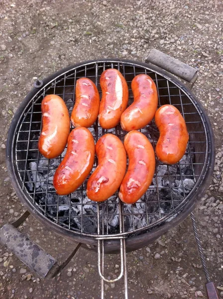 Gefrituurde worstjes op de grill. — Stockfoto