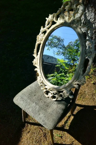 Eski aynada yansıması.