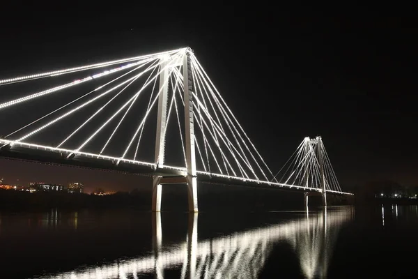 夜间快照 在河上的斜拉桥 美丽的灯光 夜间照明 — 图库照片