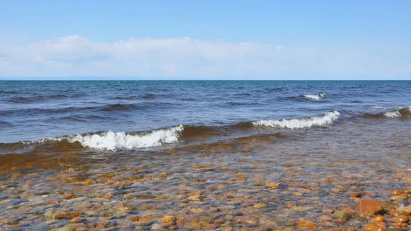 Kall vågor av Bajkalsjön. — Stockfoto