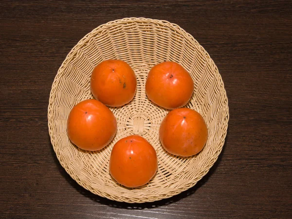 Fruta madura de caqui en la canasta . — Foto de Stock