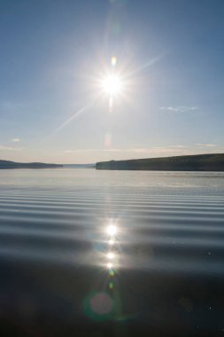 Denizin ayna yüzeyinde güneşin yansıması.