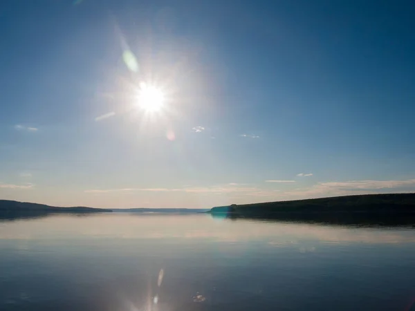 Reflexion av sunen i avspegla ytbehandlar av havet. Stockfoto