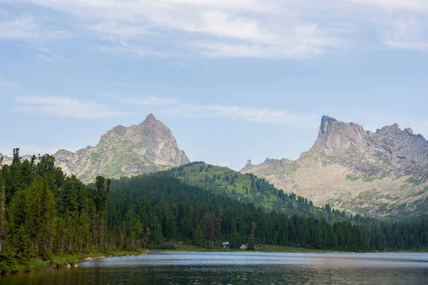 Bergsee umgeben von Berggipfeln. — Stockfoto