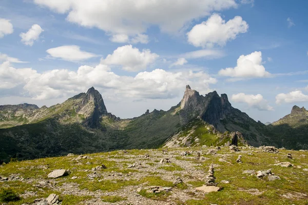 Vista dos picos montanhosos das montanhas Sayan . — Fotografia de Stock