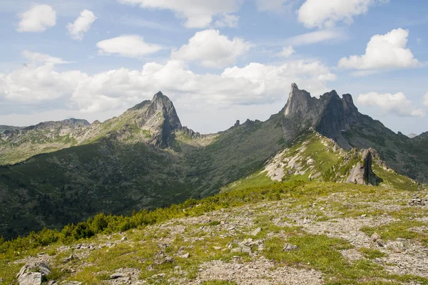 Uitzicht op de bergtoppen van de Sayan Mountains. — Stockfoto