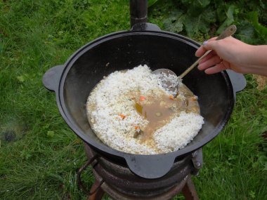 Kazanda Özbek pilavı pişirmek.