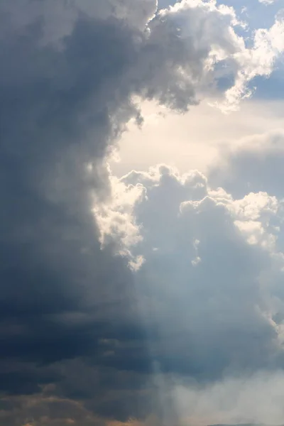 Güneş ışınları fırtına bulutlarını delip geçer.. — Stok fotoğraf