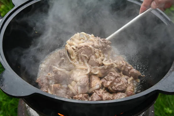 Carne Cebolas Fritam Óleo Grande Caldeirão Ferro Fundido — Fotografia de Stock