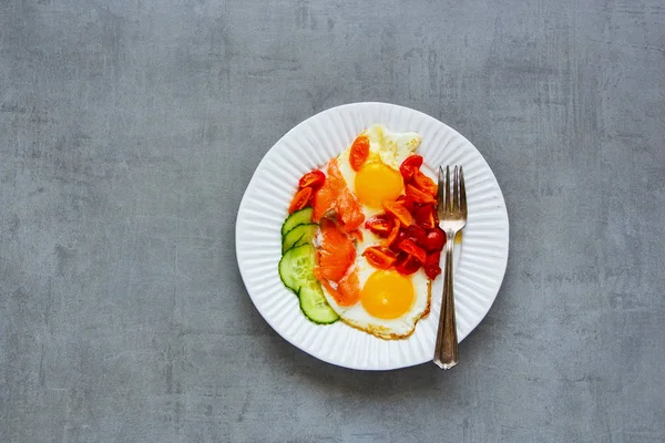 Sabah Kahvaltı Plaka Ile Somon Füme Yumurta Domates Salatalık Açık — Stok fotoğraf