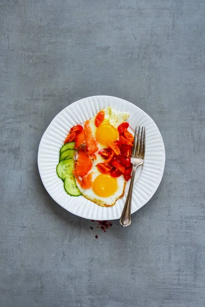Somon Füme Sahanda Yumurta Domates Salatalık Açık Beton Renkli Üstten — Stok fotoğraf