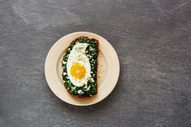 Sabah kahvaltı çavdar ekmeği sandviç plaka kale, kızarmış yumurta ve beton arka plan üstten görünüm üzerinde beyaz peynir ile. Sağlıklı yeme, zayıflama, diyet yaşam tarzı konsepti. Düz yatıyordu stili.